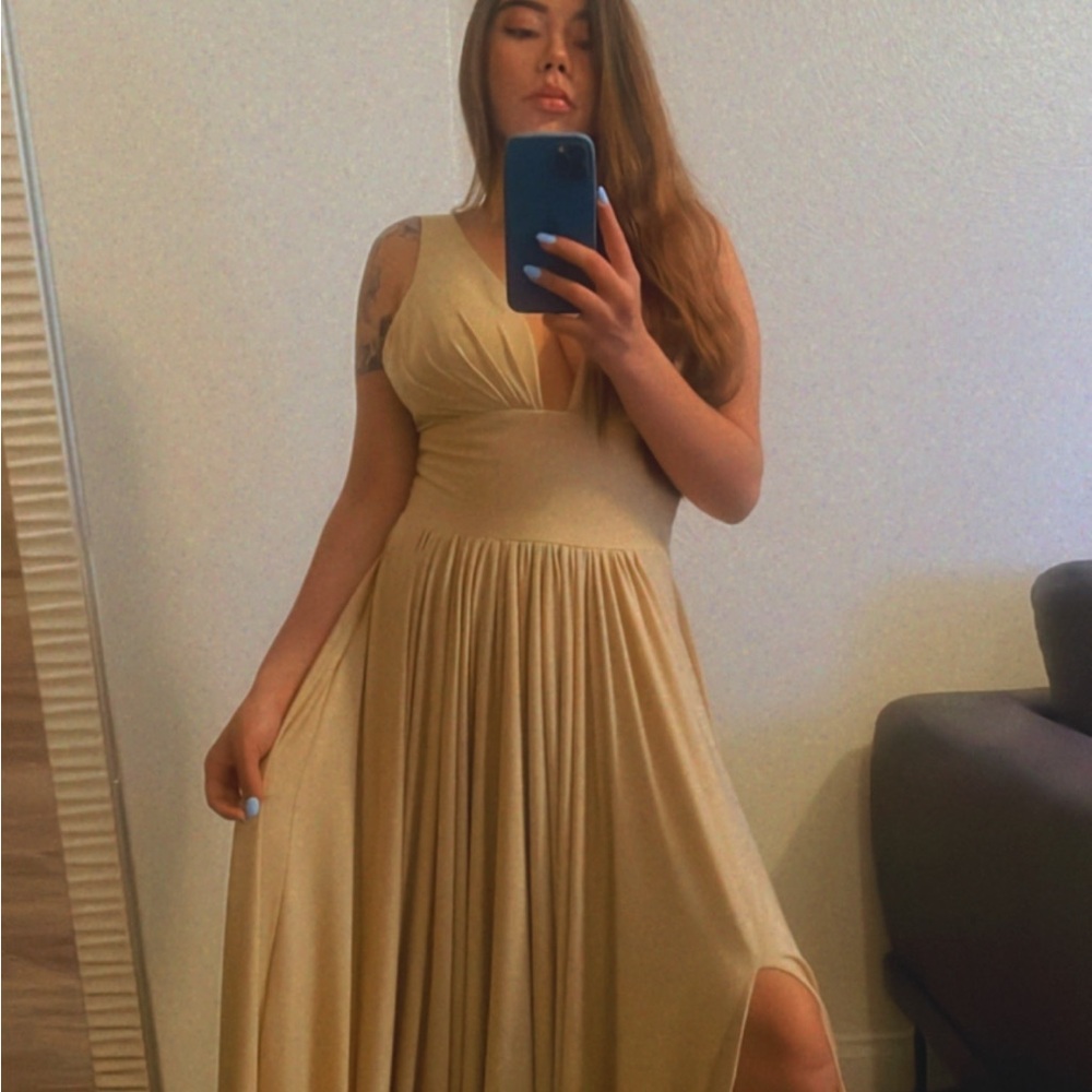 Elegant Gold Evening Gown - Picture 8 of 10